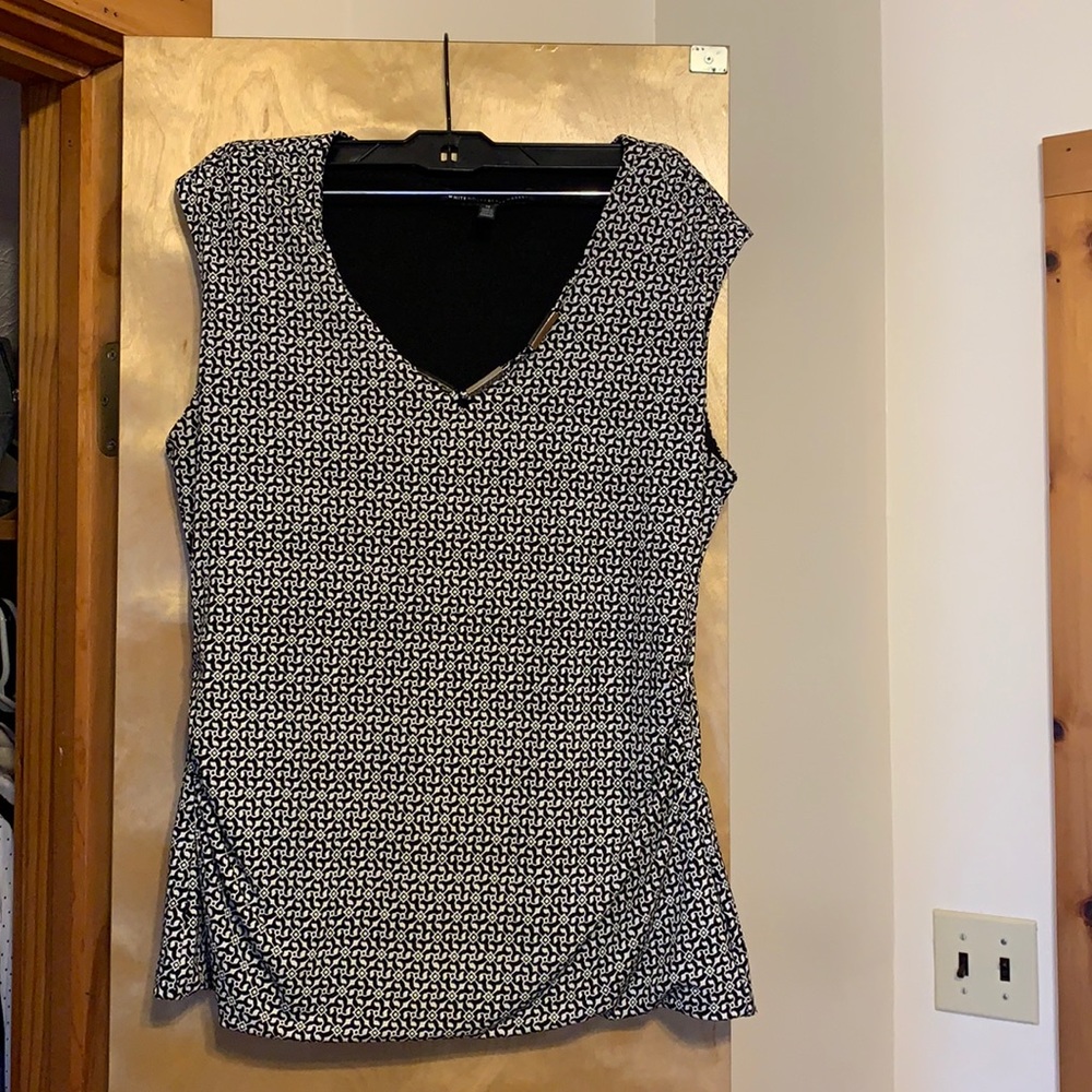 Women’s WHBM black/white sleeveless v-neck blouse